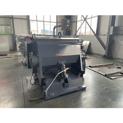 7000kgのゴロゴロの紙箱 切断速度 4800〜8000シート/時間 安全ガード