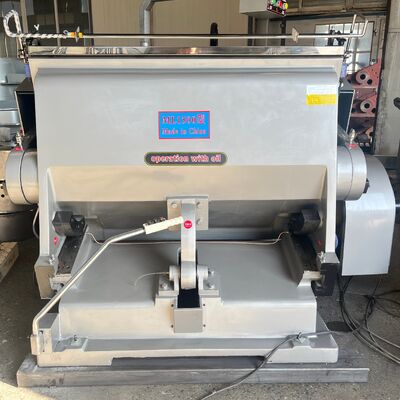 7000kgのゴロゴロの紙箱 ダイ切断機 手動フィッダーと機械重量1500kg 工業用